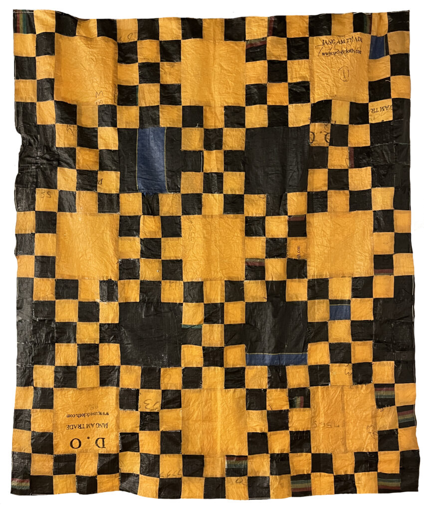 CANDELARIA TRAVERSO. Fractal, 2022. Patchwork en arpillera sintética. 385 x 200 cm